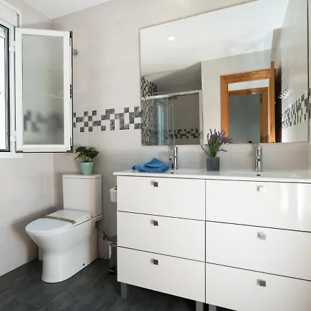 De Madrid By Interhome Εστεπόνα